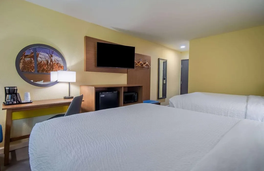 Days Inn & Suites By Wyndham Waterloo-1